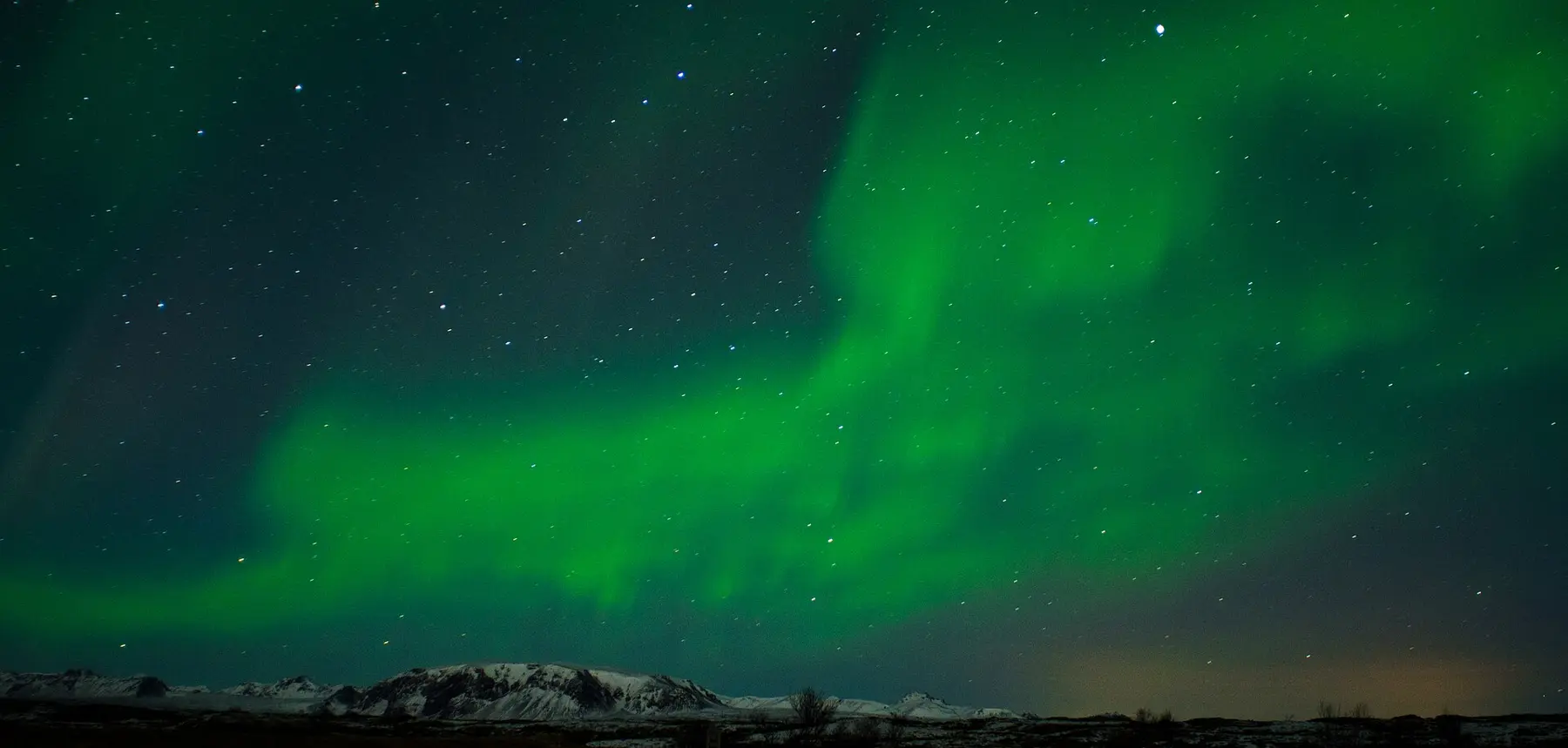 Aurora boreal sobre las montañas de Islandia